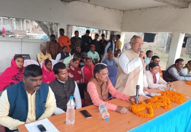 कम्बल का वितरण करते पूर्व विधायक