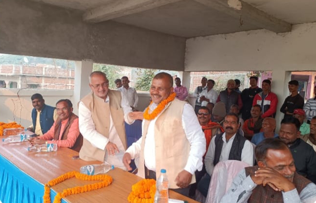 कम्बल का वितरण करते पूर्व विधायक