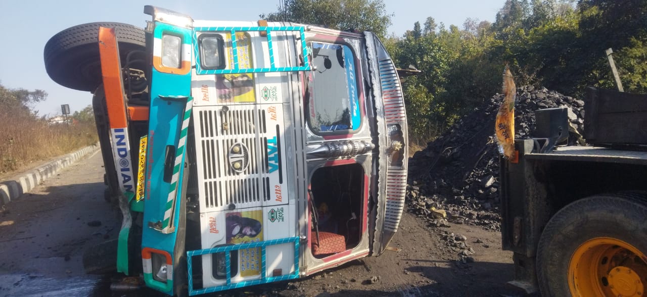 दनुवा घाटी में एक कार समेत पांच वाहन लगातार आपस में टक्कर, एक खलासी घायल, सभी वाहन क्षतिग्रस्त