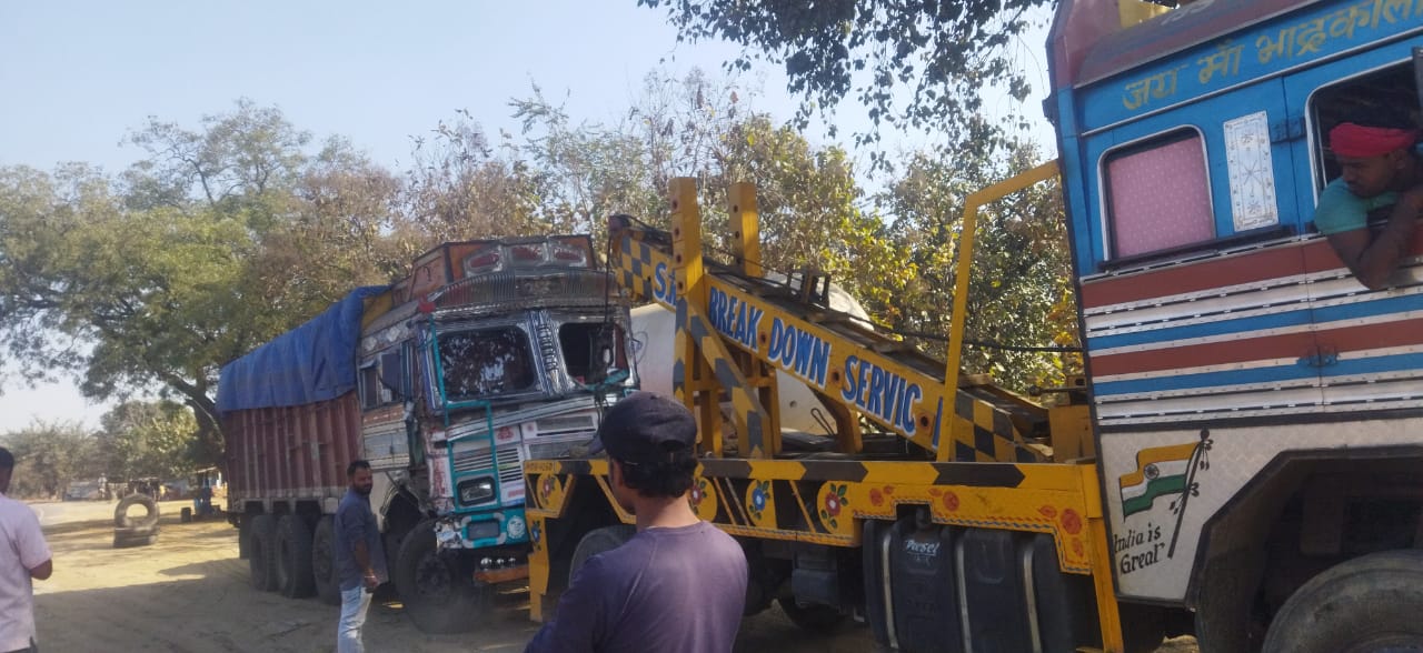 दनुवा घाटी में एक कार समेत पांच वाहन लगातार आपस में टक्कर, एक खलासी घायल, सभी वाहन क्षतिग्रस्त