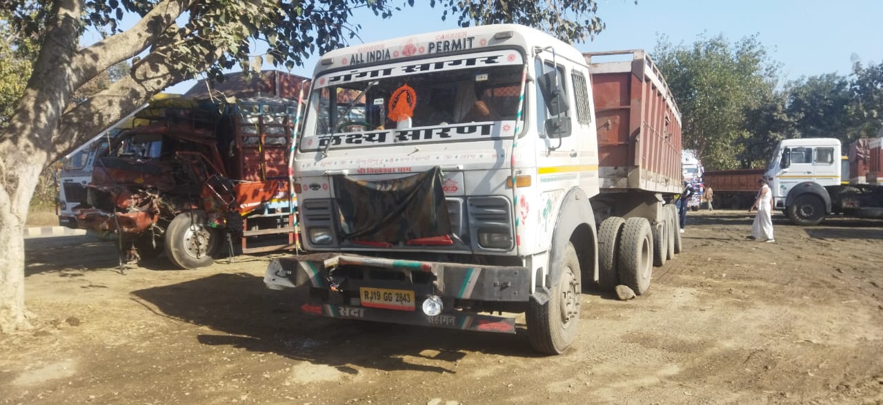 दनुवा घाटी में एक कार समेत पांच वाहन लगातार आपस में टक्कर, एक खलासी घायल, सभी वाहन क्षतिग्रस्त