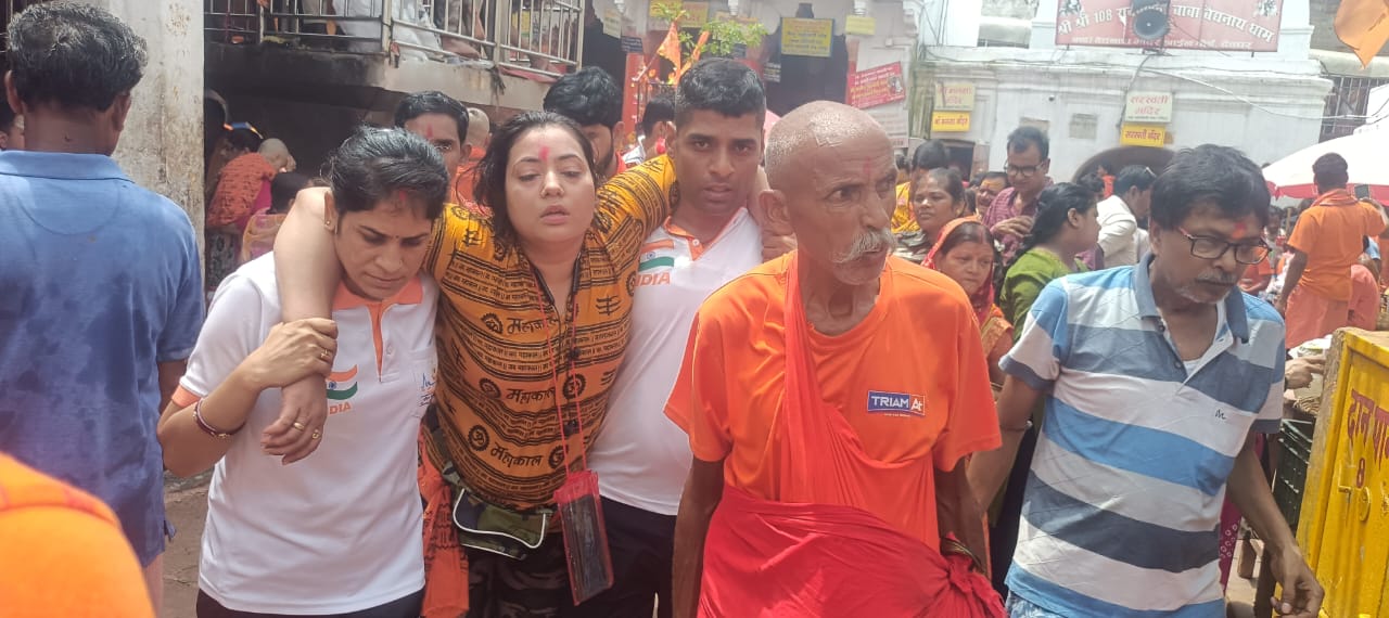 देवघर : बाबा मंदिर परिसर में बेहोश पड़े डाक बम सहित तीन श्रद्धालुओं को एनडीआरएफ व स्वास्थ्य विभाग की टीम ने तत्काल चिकित्सीय सहायता उपलब्ध कराई