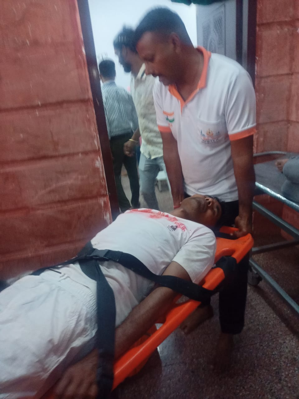 देवघर : बाबा मंदिर परिसर में बेहोश पड़े डाक बम सहित तीन श्रद्धालुओं को एनडीआरएफ व स्वास्थ्य विभाग की टीम ने तत्काल चिकित्सीय सहायता उपलब्ध कराई