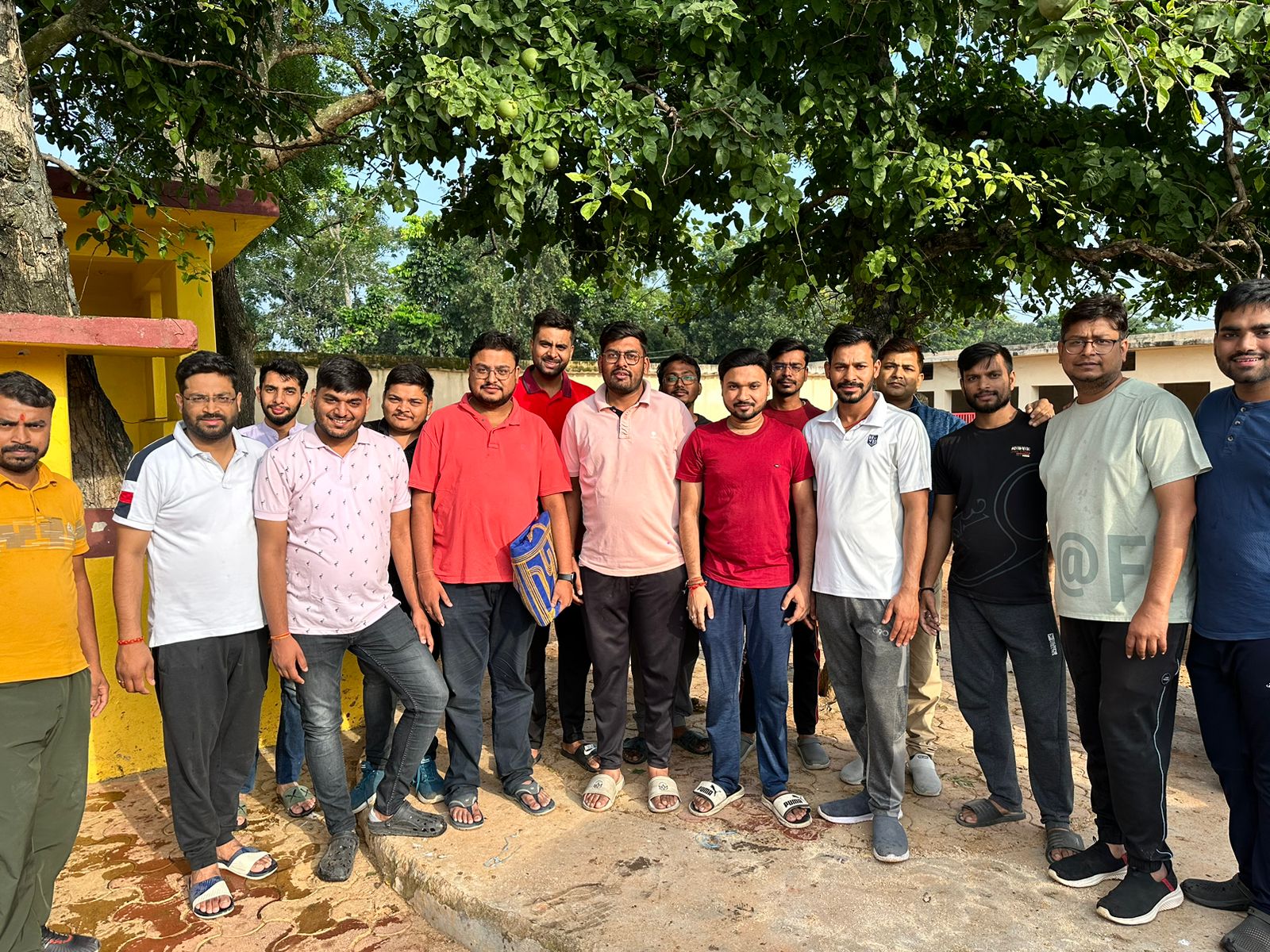 हजारीबाग : द्वितीय श्री श्याम मनुहार महोत्सव से पहले युवाओं ने गौ माता का लिया आशीर्वाद, सदस्यों ने की गौ सेवा