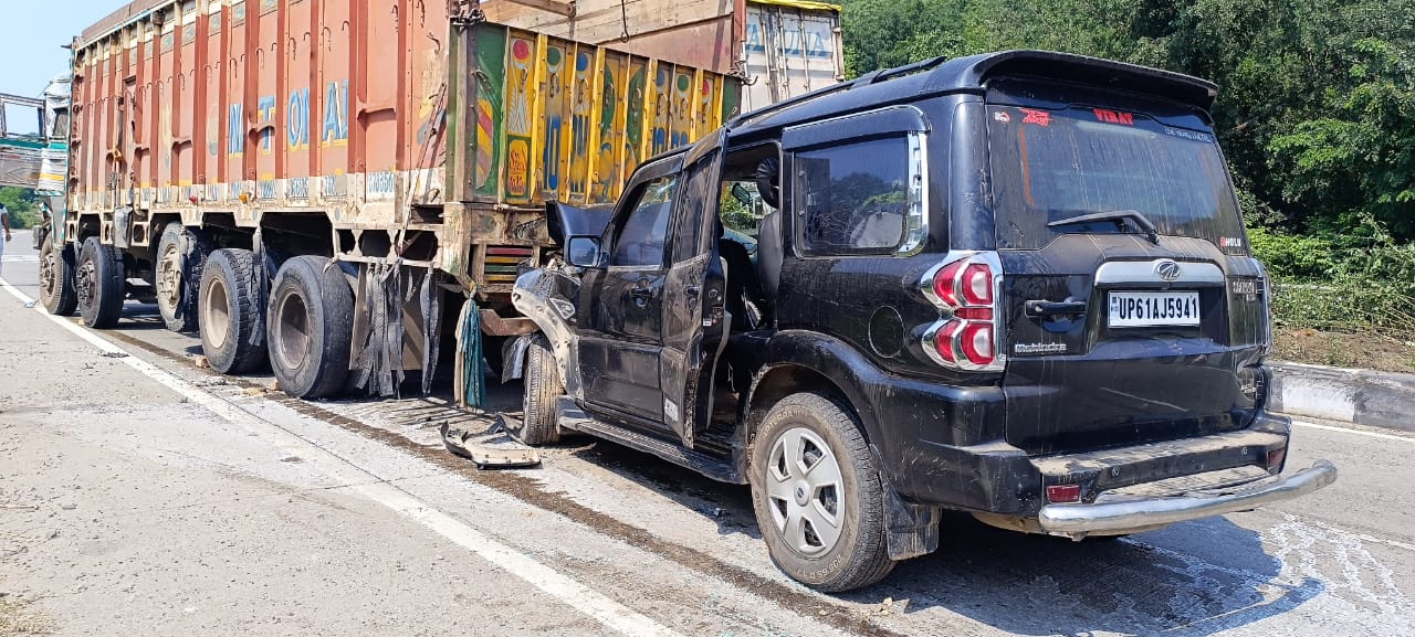 चौपारण : दनुआ घाटी में सड़क हादसा, स्कॉर्पियो, ट्रक और फॉर्च्यूनर आपस में भिड़े