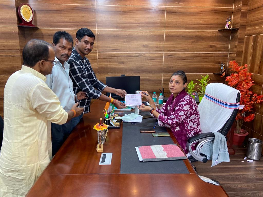 हजारीबाग का सबसे चर्चित बड़ा बाजार दुर्गा पूजा महासमिति ने उपायुक्त, डीडीसी को दिया आमंत्रण