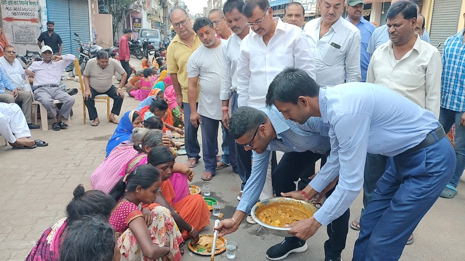 हजारीबाग : बड़ा बाजार दुर्गा पुजा महासमिति के द्वारा दरिद्र नारायण सेवा का किया गया आयोजन
