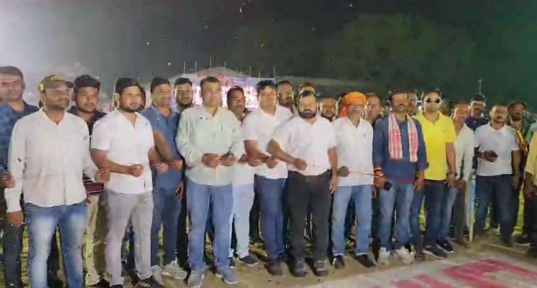 चौपारण : दृष्टि नाइट क्रिकेट टूर्नामेंट का फीता काटकर उद्घाटन करते मुख्य अतिथि जिला परिषद सदस्य