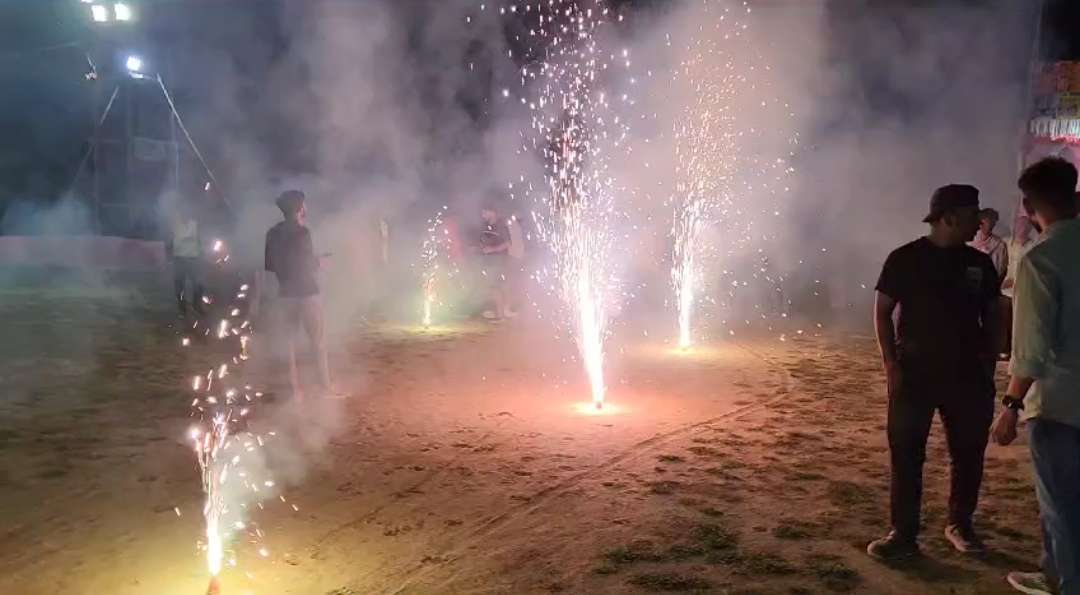 चौपारण : दृष्टि नाइट क्रिकेट टूर्नामेंट का फीता काटकर उद्घाटन करते मुख्य अतिथि जिला परिषद सदस्य