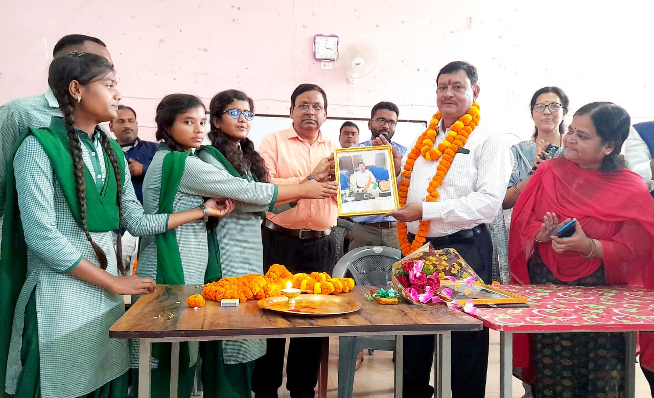 हज़ारीबाग : +2जिला स्कूल के प्राचार्य सहित दो कर्मचारी हुए सेवानिवृत्त