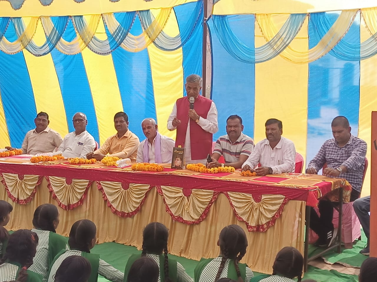 विधायक श्री अकेला ने + 2 उच्च विद्यालय दनुवा में  चहारदीवारी निर्माण का किया शिलान्यास