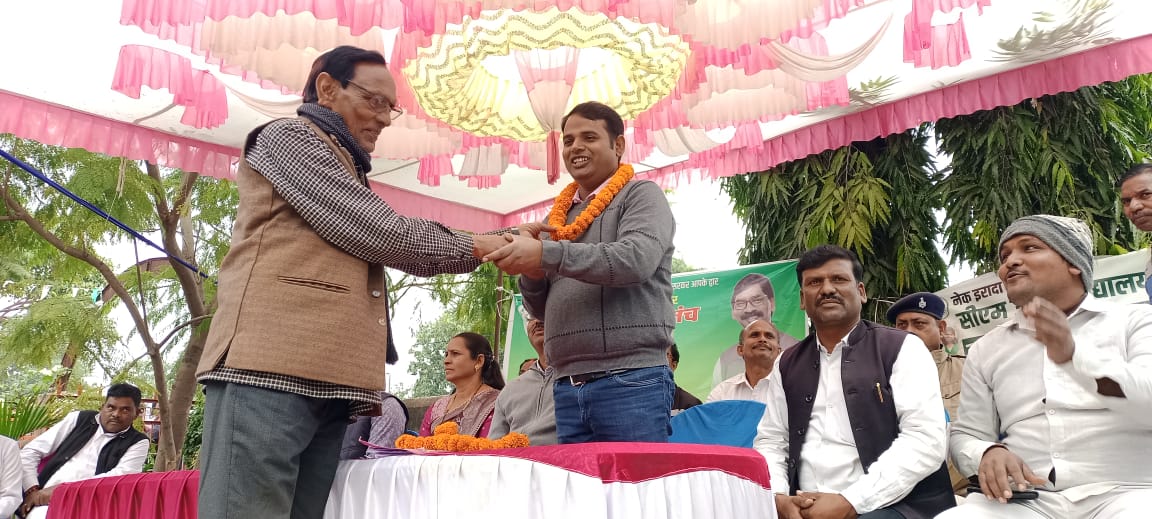 चौपारण : बीडीओ की अध्यक्षता में करमा पंचायत में आपकी-योजना आपकी-सरकार आपके-द्वार कार्यक्रम का किया गया आयोजन