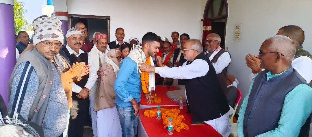 चौपारण : क्षेत्र की शान है बना सब लेफ्टिनेंट रविकांत रंजन, निजी विद्यालय के शिक्षक और आंगनबाड़ी सेविका का पुत्र नौसेना में उच्च पद पर पहुंचा