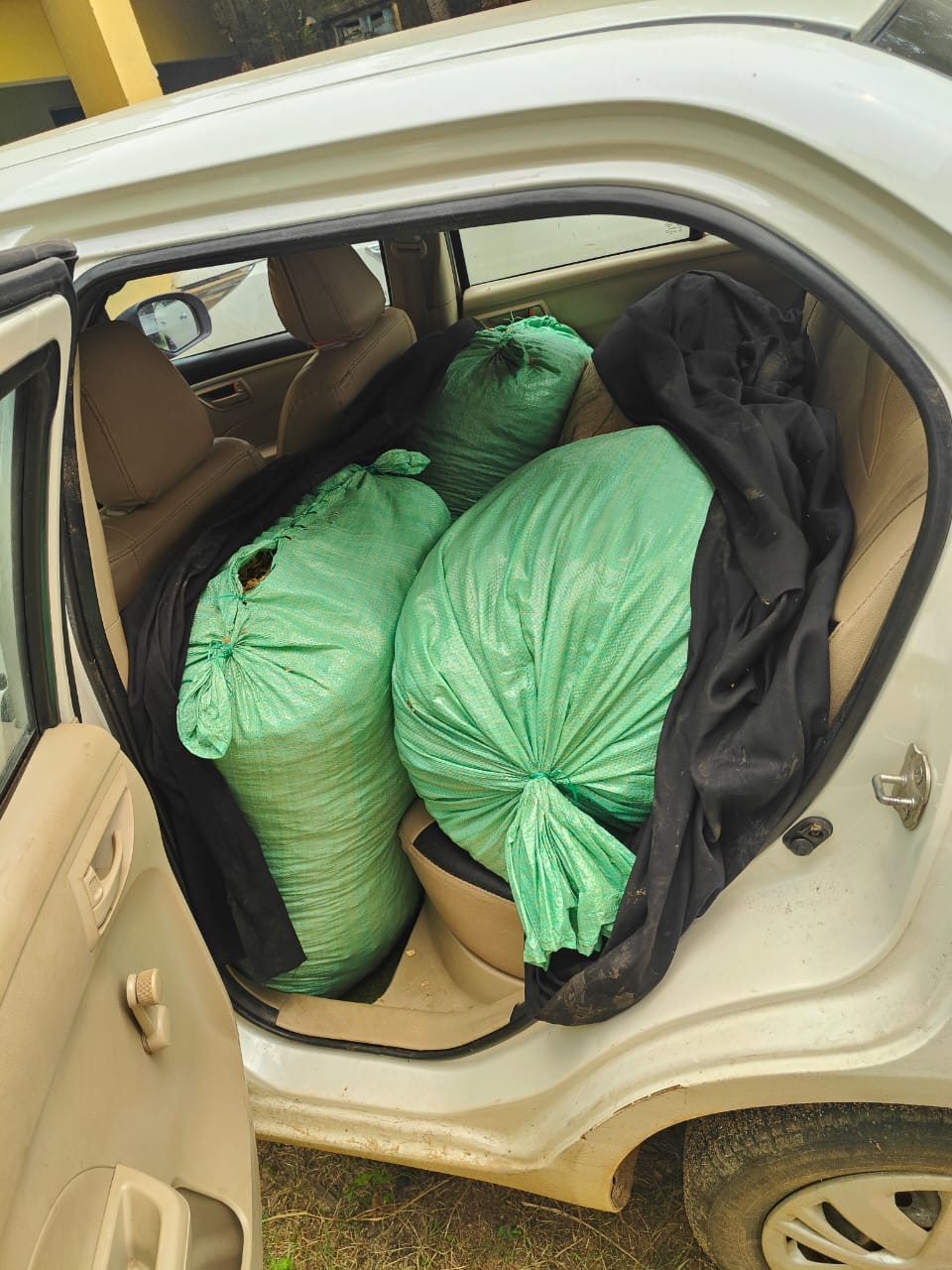 चौपारण पुलिस की फिल्मी अंदाज़ में कार्रवाई, स्विफ्ट डिज़ायर में 91 किलो डोडा पकड़ा, चतरा का तस्कर गिरफ्तार