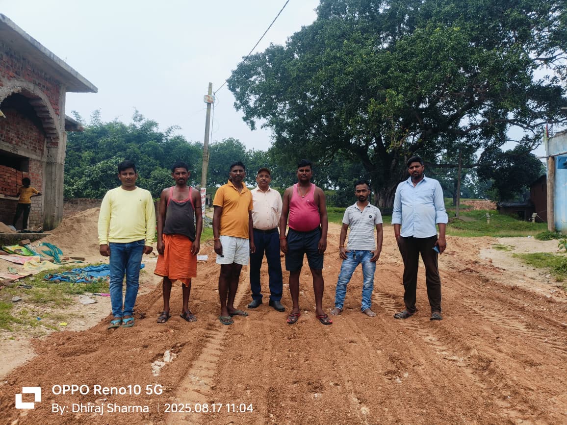 समाजसेवी रहमत राही ने अपने निजी खर्च से सिमरबेड़ा जर्जर सड़क का कराया समतलीकरण