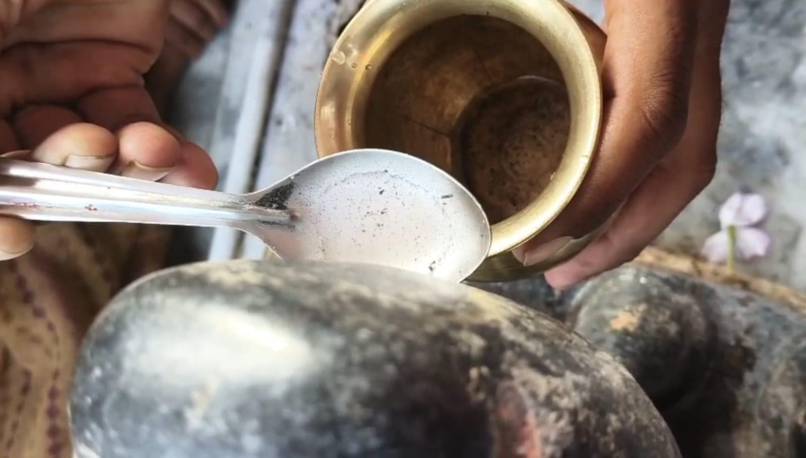 चौपारण में अद्भुत चमत्कार: नंदी महाराज ने भक्तों के हाथ से पीया दूध और गंगाजला