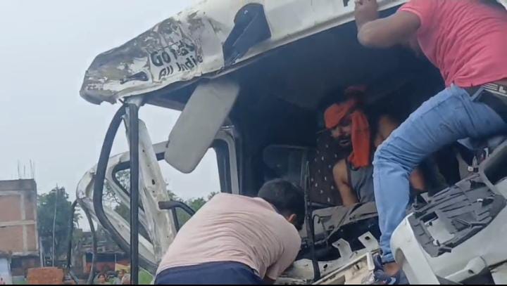 चौपारण : जीटी रोड पर ट्रेलर-ट्रक की भिड़ंत, चालक गंभीर रूप से घायल