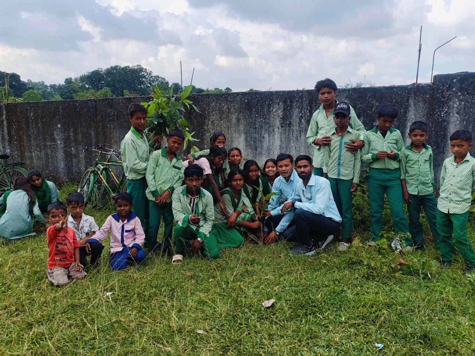 विष्णुगढ़ : राजकीय माध्यमिक विद्यालय गाल्होबार में पौधारोपण एवं स्वच्छता अभियान चलाया गया