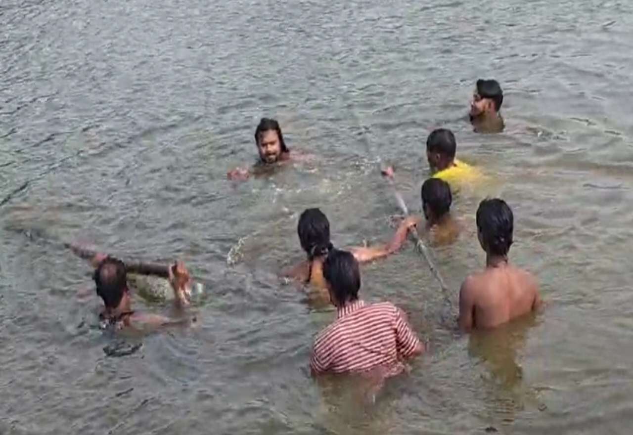 Home 13 चेकडैम में डूबी 12 वर्षीय बच्ची, एक घंटे की मशक्कत के बाद निकाला गया शव