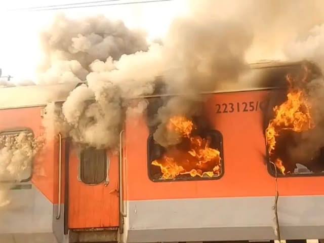 Home 25 लुधियाना से दिल्ली जा रही गरीब रथ ट्रेन में लगी भीषण आग, यात्रियों में मची अफरातफरी