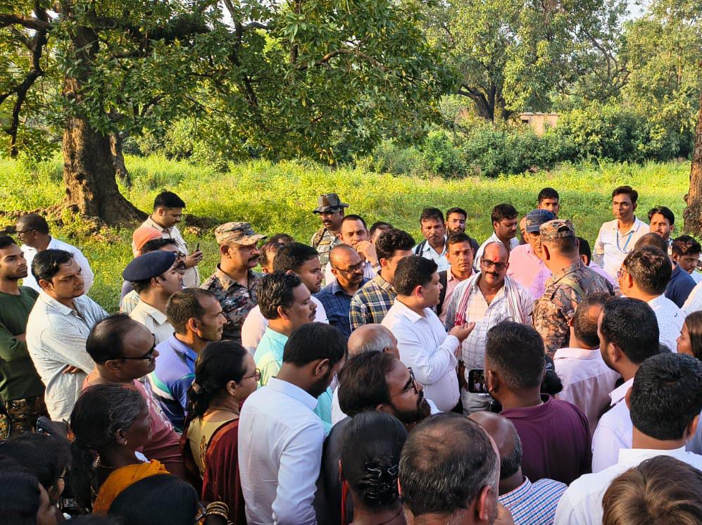 the-death-of-a-birhor-girl-due-to-lack-of-treatment-has-galvanized-the-administration-the-dc-has-reached-jamuniatari