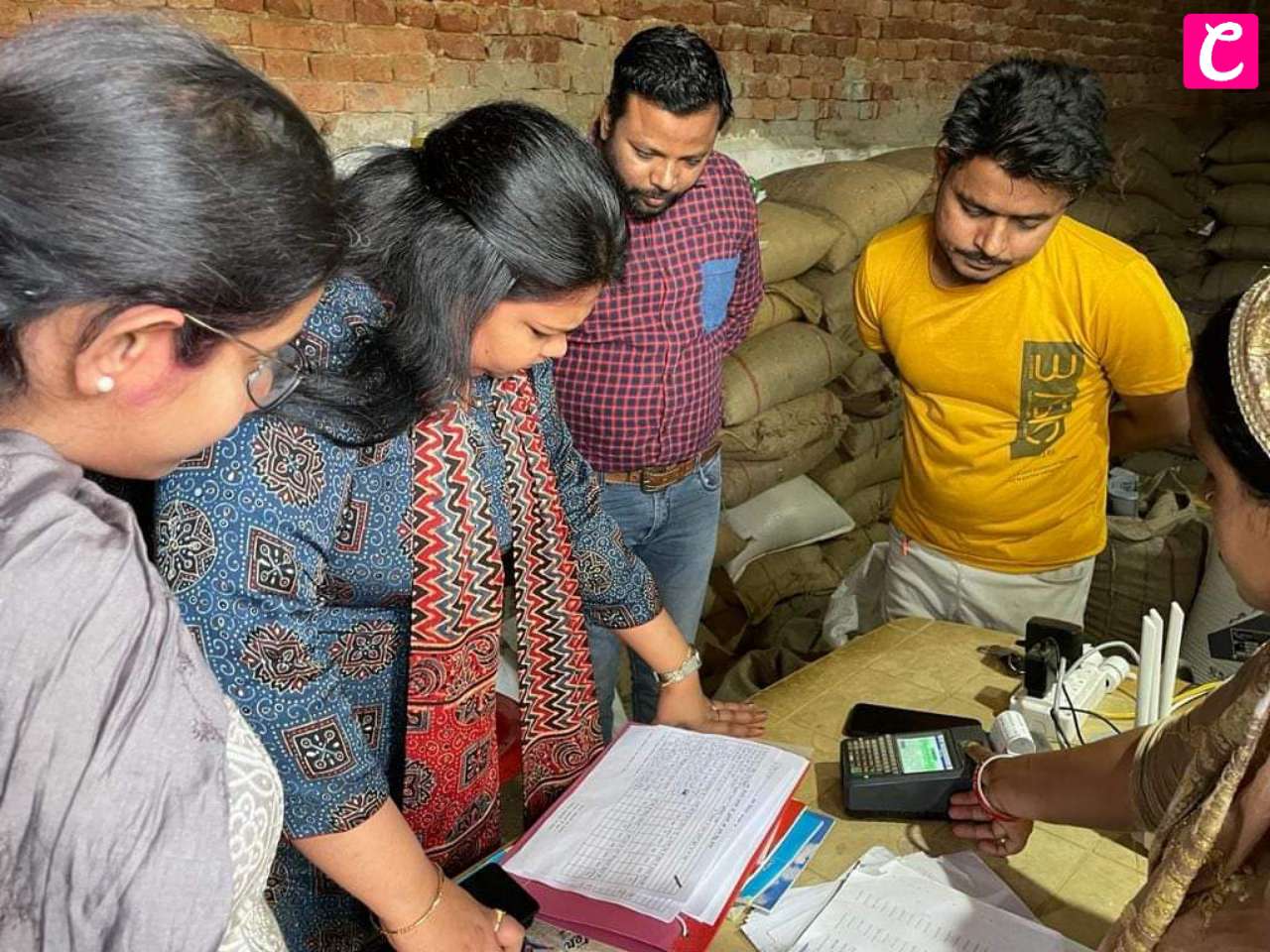 हजारीबाग डीसी ने सार्वजनिक वितरण (पीडीएस) प्रणाली की दुकानों का औचक निरीक्षण किया