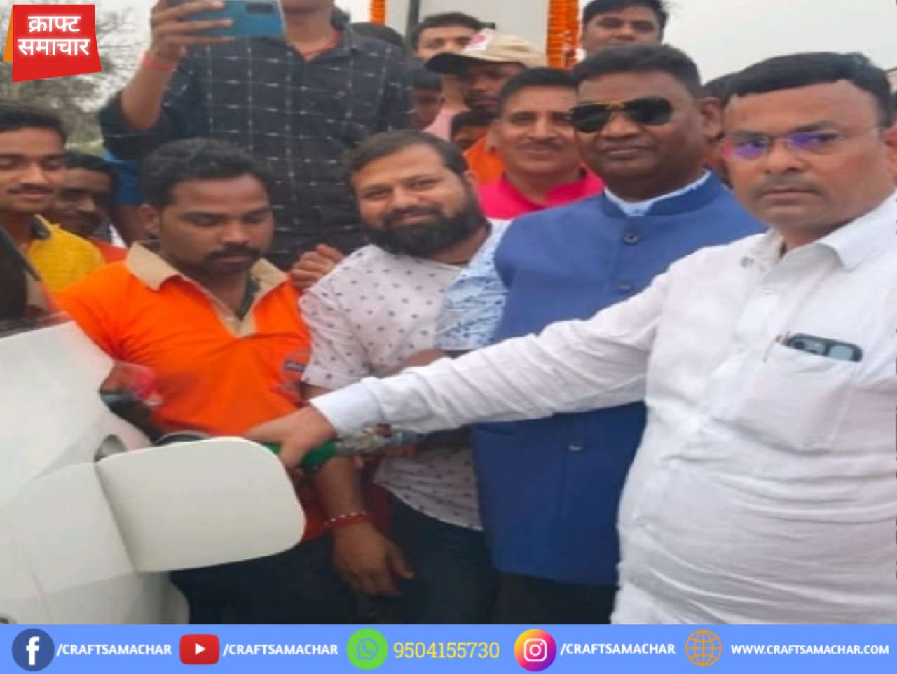 मध्यगोपाली में पैट्रोल पंप का उदघाटन करते युवा दिलों की पहली पसंद रवि शंकर अकेला और मंत्री श्री सत्यानंद भोक्ता