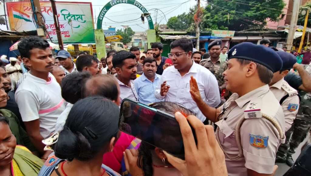 गिरिडीह : विभिन्न मांगों को लेकर गिरिडीह किसान मंच ने टावर चौक को किया जाम, एसडीएम के समझाने के बाद आंदोलनकारी जाम खत्म करने को हुए राजी