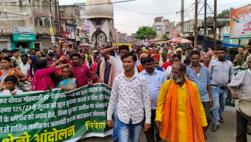 गिरिडीह : विभिन्न मांगों को लेकर गिरिडीह किसान मंच ने टावर चौक को किया जाम, एसडीएम के समझाने के बाद आंदोलनकारी जाम खत्म करने को हुए राजी