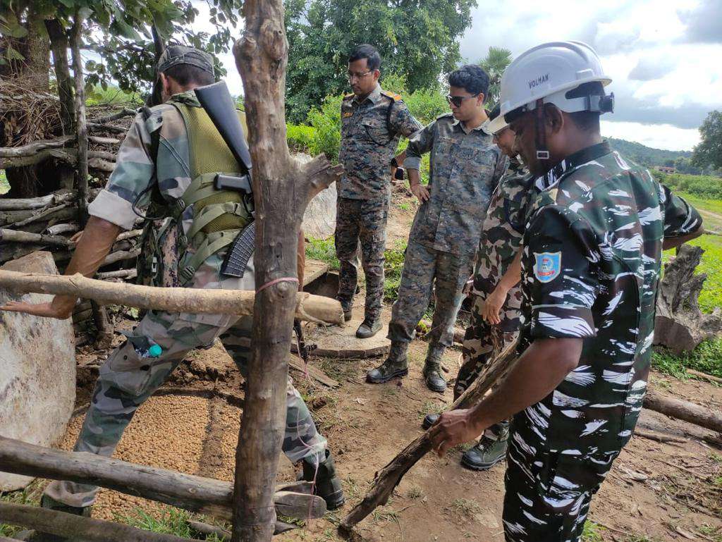 भगहर में झारखंड और बिहार की संयुक्त कार्रवाई में 35 से अधिक शराब भट्ठियां नष्ट, शराब निर्माण में लगे लोगों को चिन्हित कर प्राथमिकी दर्ज करने की कार्रवाई जारी