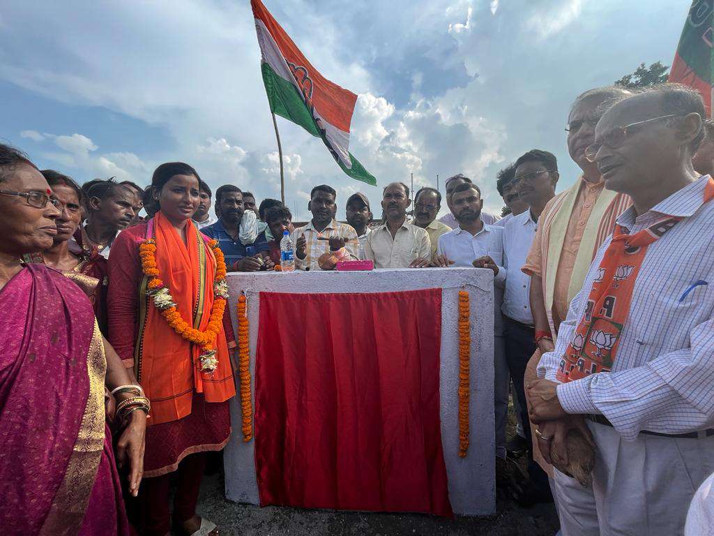 पलक झपकते ही केरेडारी से पहुंचेंगे बुंडू, सांसद व विधायक ने किया 24 किमी सड़क का शिलान्यास