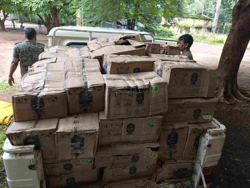 चौपारण : उत्पाद विभाग का छापामारी, साढ़े तीन लाख की 40 पेटी अवैध शराब जब्त, संलिप्त तस्करों पर दर्ज होगा मामला