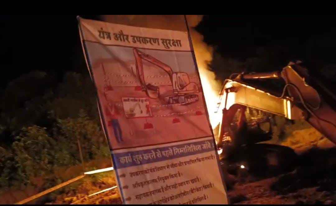 लातेहार : नक्सलियों ने रेलवे लाइन निर्माण स्थल पर जमकर उत्पात मचाया, रेलवे पुल निर्माण में लगे पोकलेन हाईवा और कार को जलाया, देखें तस्वीरें