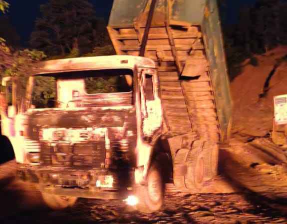 लातेहार : नक्सलियों ने रेलवे लाइन निर्माण स्थल पर जमकर उत्पात मचाया, रेलवे पुल निर्माण में लगे पोकलेन हाईवा और कार को जलाया, देखें तस्वीरें