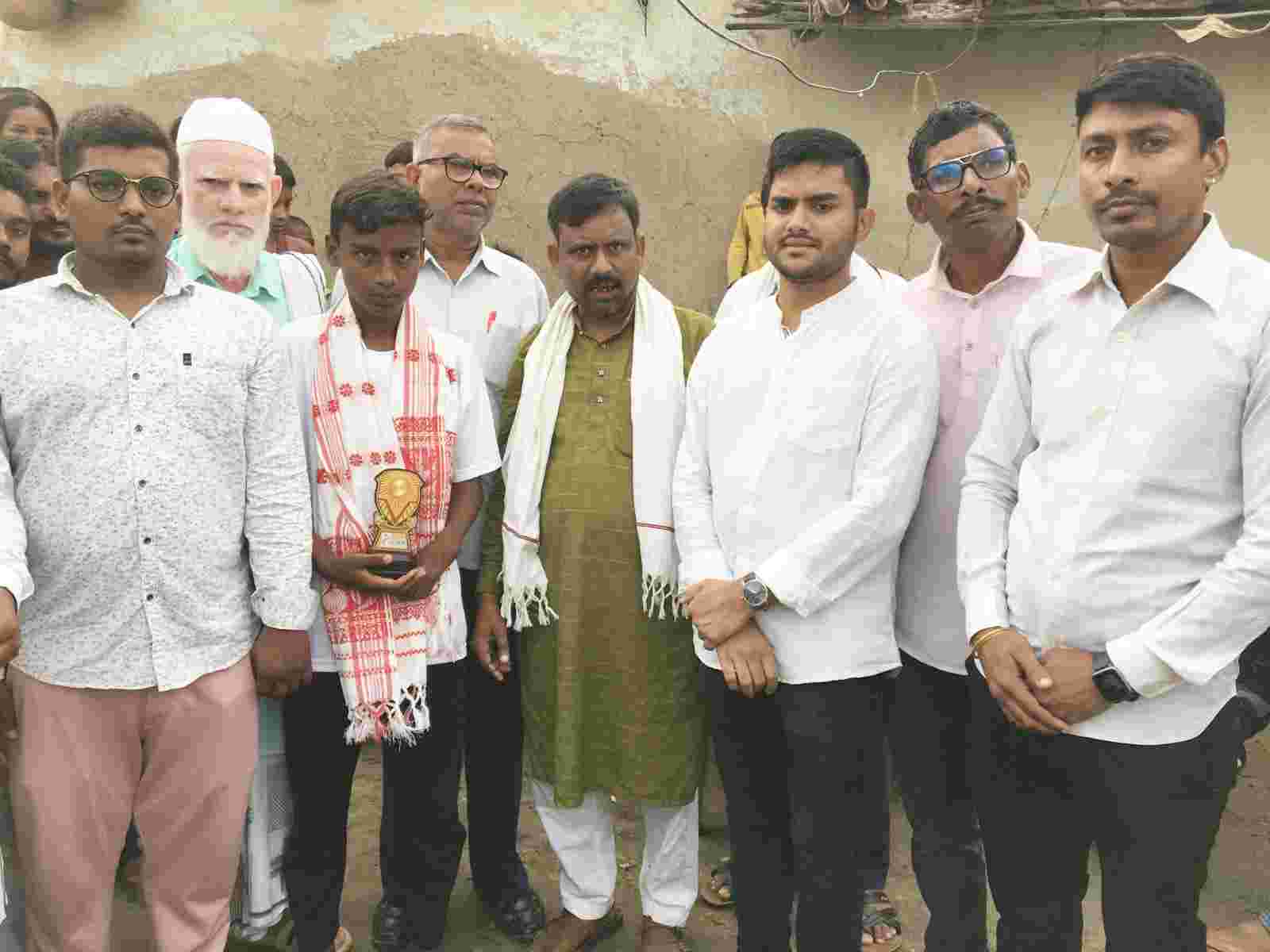 चौपारण : युवा साथी झारखंड ने चयकला के साहिल को किया सम्मानित