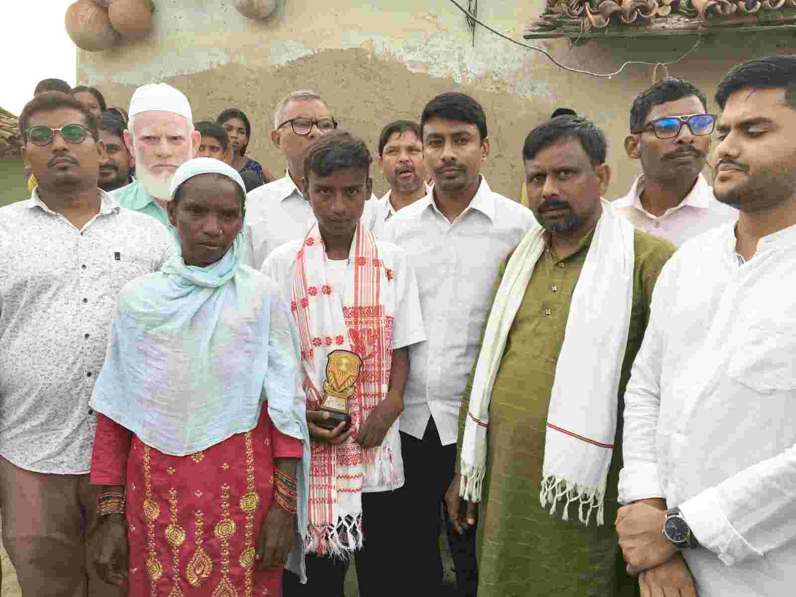 चौपारण : युवा साथी झारखंड ने चयकला के साहिल को किया सम्मानित