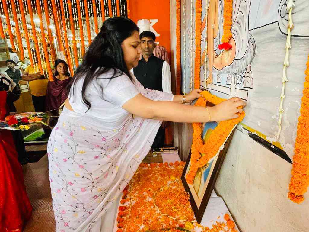 हजारीबाग : महात्मा गांधी व लाल बहादुर शास्त्री की जयंती पर डीसी व एसपी ने उनके आदर्शों को याद कर श्रद्धा सुमन किए अर्पित