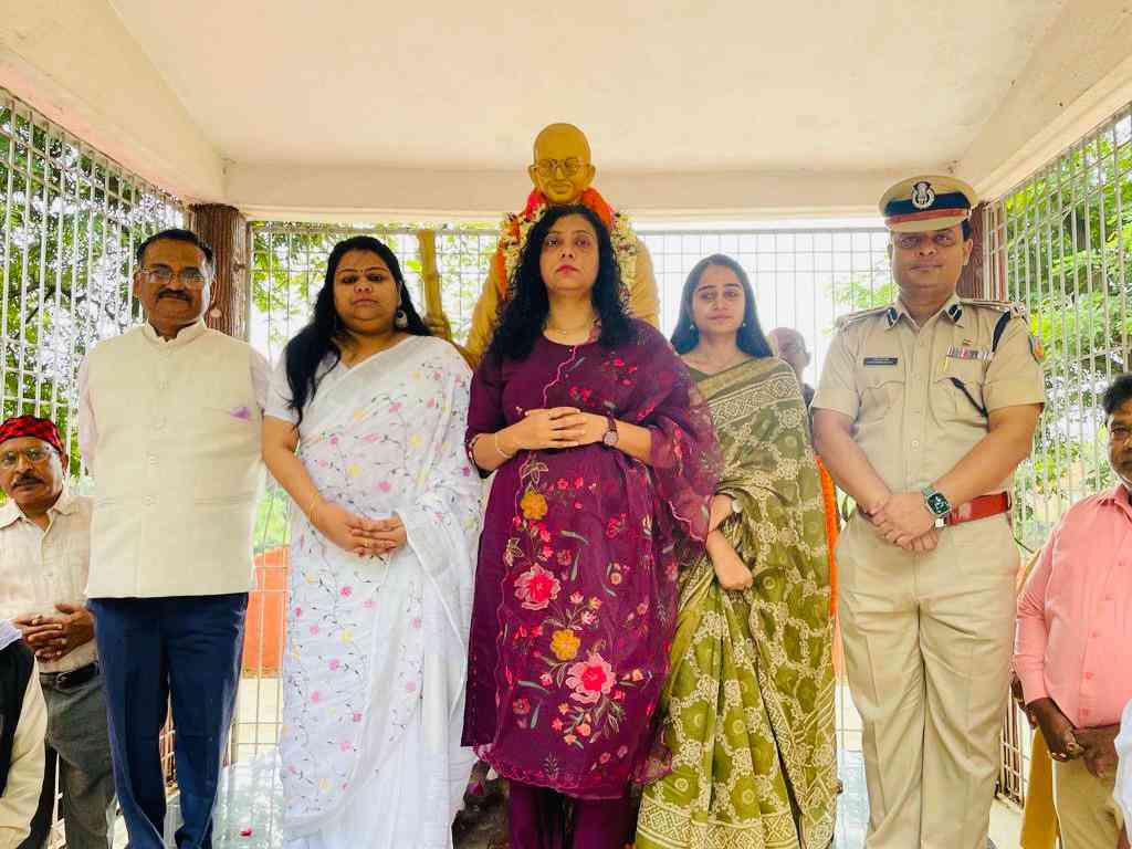 हजारीबाग : महात्मा गांधी व लाल बहादुर शास्त्री की जयंती पर डीसी व एसपी ने उनके आदर्शों को याद कर श्रद्धा सुमन किए अर्पित