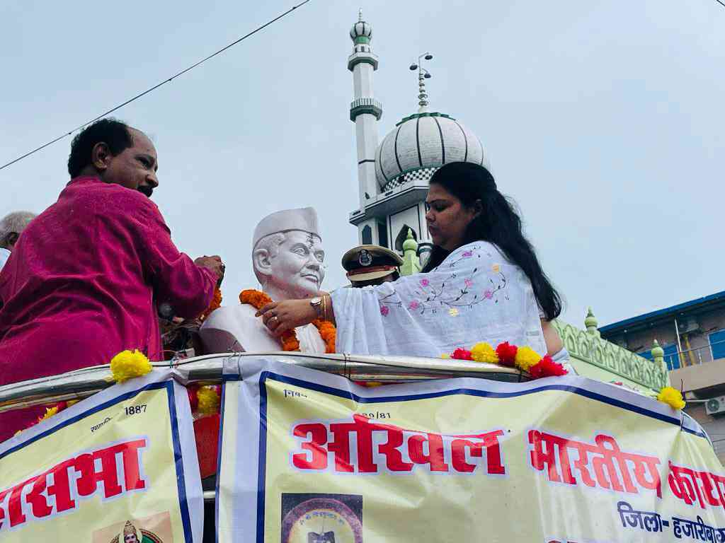 हजारीबाग : महात्मा गांधी व लाल बहादुर शास्त्री की जयंती पर डीसी व एसपी ने उनके आदर्शों को याद कर श्रद्धा सुमन किए अर्पित