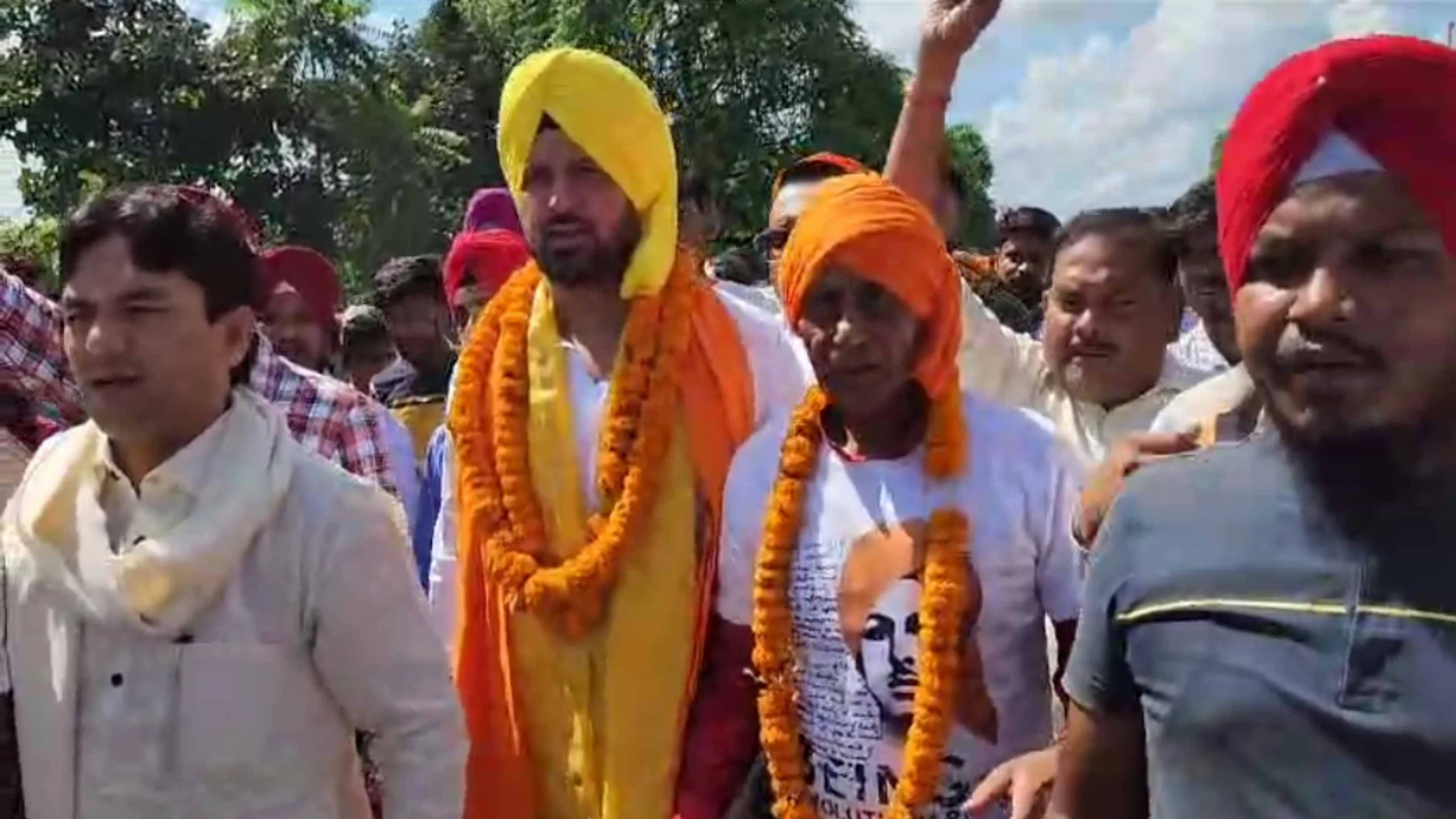 चौपारण : विधायक उमाशंकर अकेला ने अपने आवास पर किया शहीद भगत सिंह एवं चंद्रशेखर आजाद के प्रतिमा का अनावरण