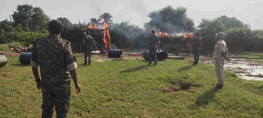 चौपारण : बिहार-झारखंड की टीम ने संयुक्त अभियान चला कर 20 अवैध शराब भट्ठियों को किया गया नष्ट