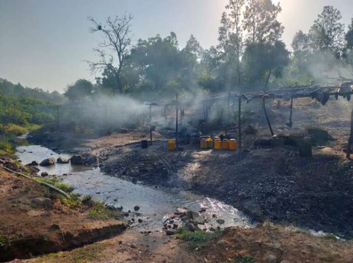 गिरिडीह : उत्पाद विभाग और पुलिस की संयुक्त छापेमारी में नकली शराब और महुआ शराब बरामद