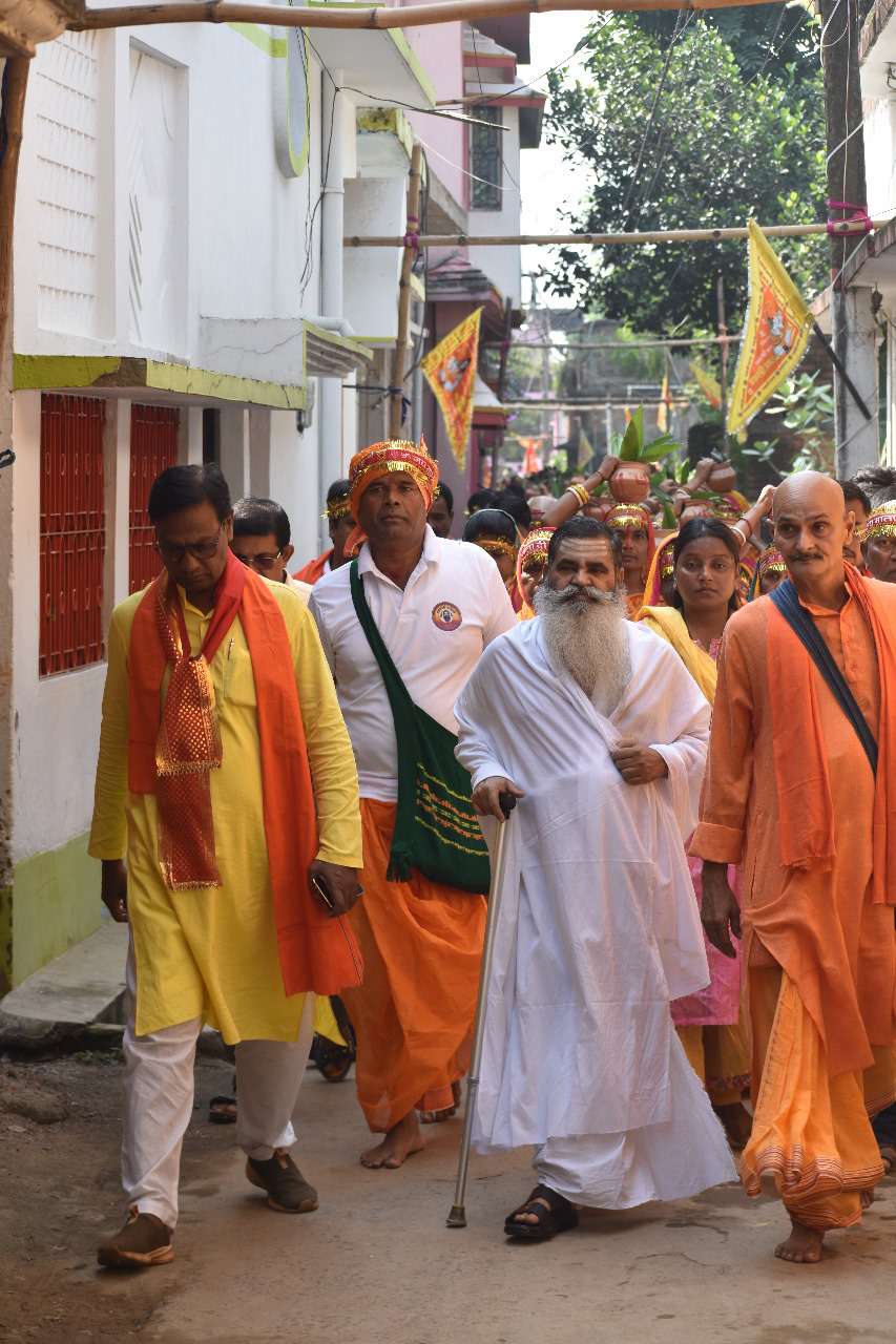 पाकुड़ : महाकाल शक्तिपीठ महालय के प्रांगण में भव्य कलश यात्रा निकाला  गया