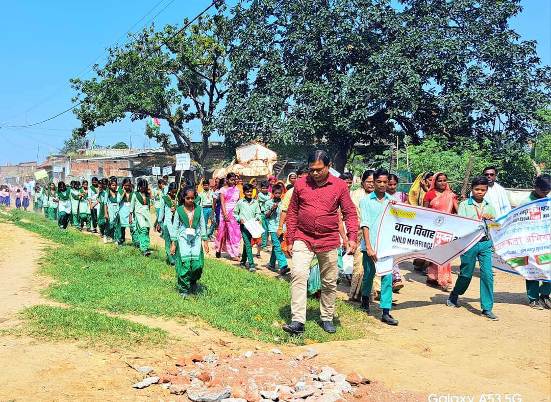 बरही : बाल विवाह मुक्त कराने के लिए बुनियादी स्कूल के बच्चों ने निकाली रैली
