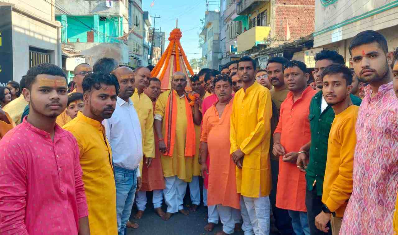 हजारीबाग : बड़ा बाजार दुर्गा पूजा महासमिति के द्वारा निकाली गई माता रानी की भव्य डोली यात्रा