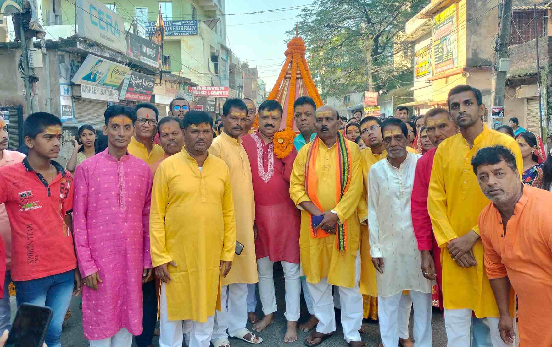 हजारीबाग : बड़ा बाजार दुर्गा पूजा महासमिति के द्वारा निकाली गई माता रानी की भव्य डोली यात्रा