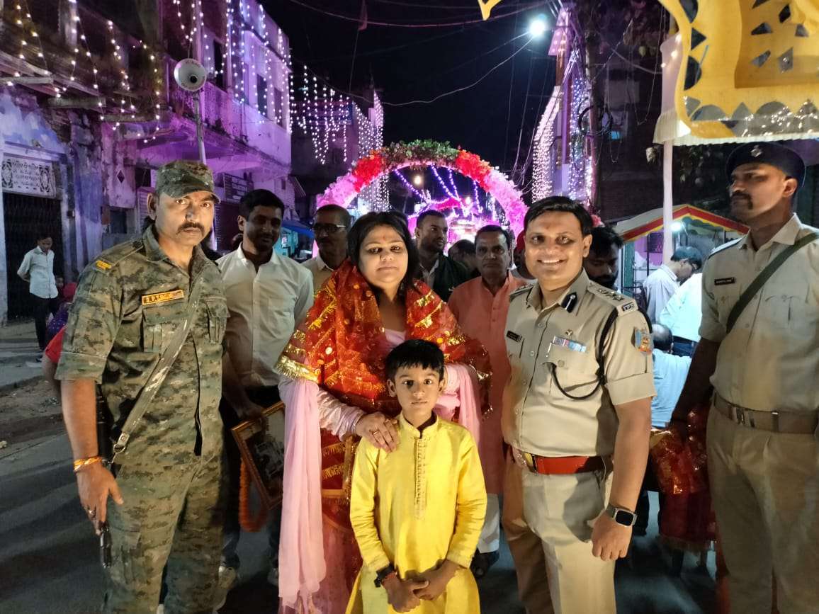 हजारीबाग : बड़ा बाजार दुर्गा पूजा महासमिति के पूजा पंडाल पहुंचे उपायुक्त व पुलिस अधीक्षक माता रानी की पूजा अर्चना