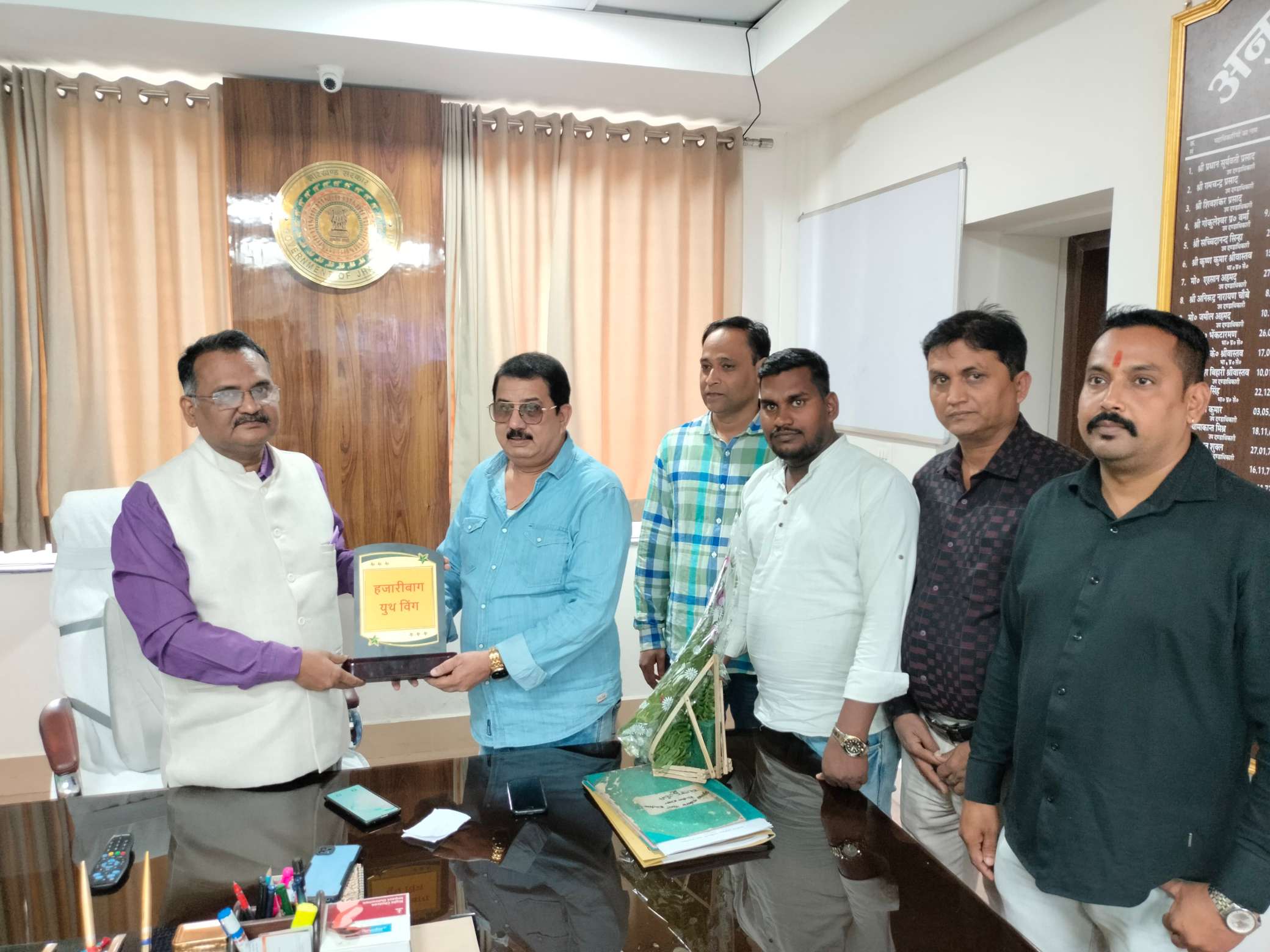 हजारीबाग : जिला प्रशासन तथा पुलिस प्रशासन के सराहनीय सेवा के लिए हजारीबाग यूथ विंग ने किया सम्मानित।