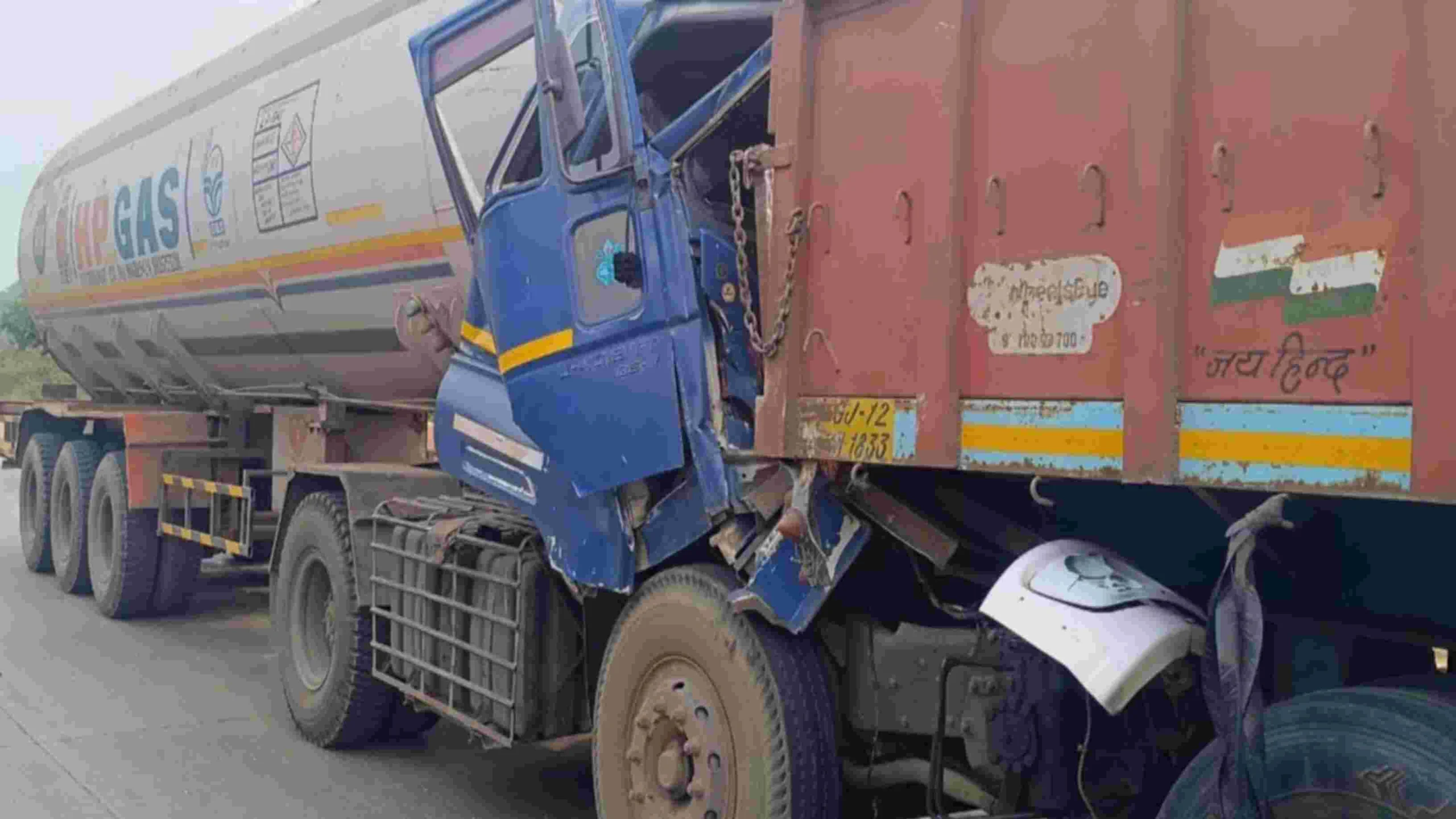 चौपारण के दनुआ घाटी में हुआ भीषण सड़क हादसा, ट्रेलर और गैस टैंकर में हुई जोरदार टक्कर एक टेंपो के उड़े परखच्चे