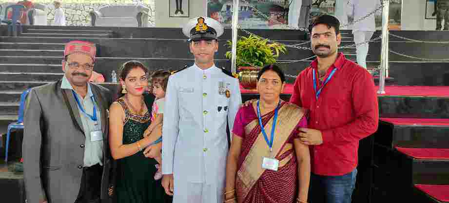 हज़ारीबाग़ : प्रखंड के लिए गौरव का क्षण - सोहरा निवासी सचित के पुत्र रविकांत बने भारतीय नौसेना में सब लेफ्टिनेंट, करेंगे देश की सेवा